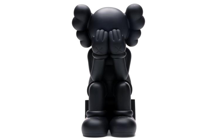 Kaws Bearbricks и коллекционный предмет Passing Through Open Edition Vinyl Figure Black 20.3cm